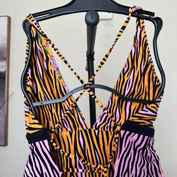 Maaji Fierce Flow One apiece Swimsuit NWOT Size M $154 - Picture 8 of 15
